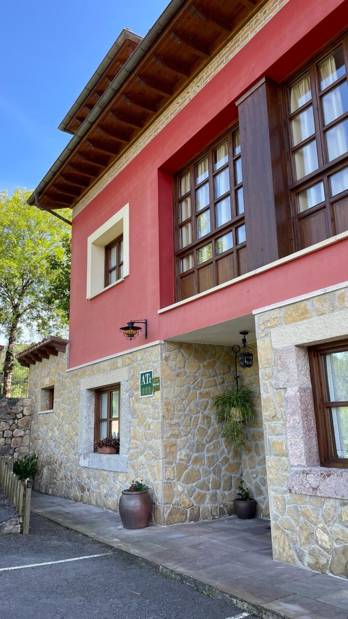 Apartamentos El Picoretu Mestas De Con Exterior photo